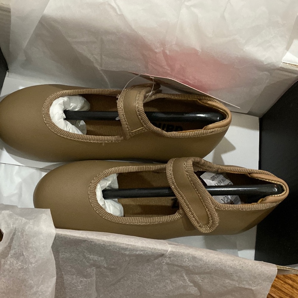 New with box, tan Danzmotion toddler tap shoes, size 8 M